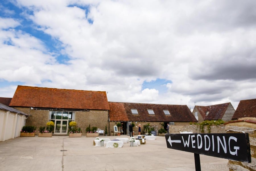 stratton_court_barn_wedding-vc-018