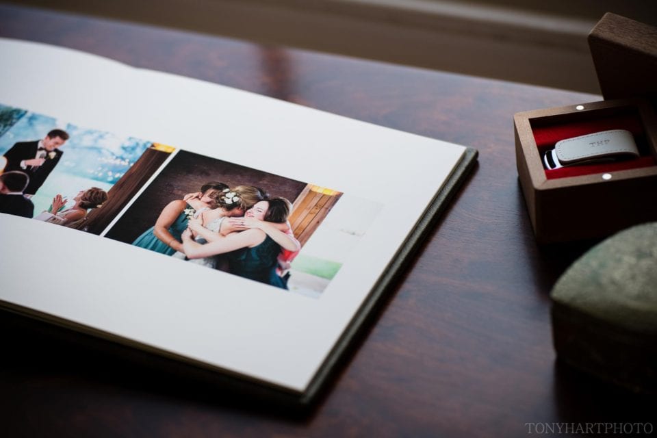 Bridesmaids hug - Folio Album