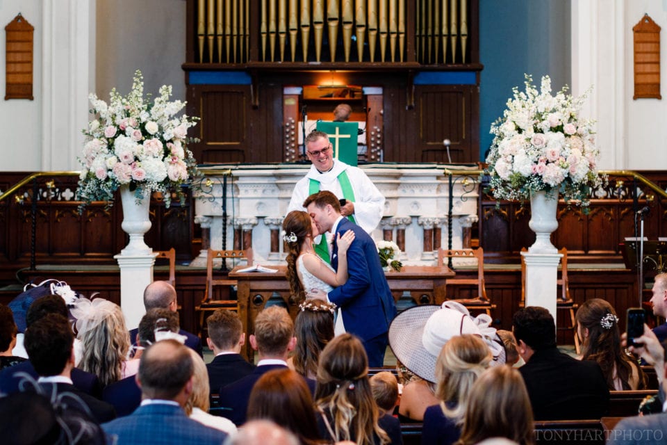 Lauren & Scott's first kiss as Mr & Mrs